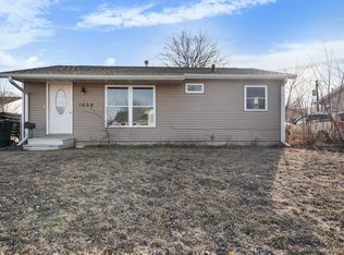 1609 Golden Valley Dr, Waterloo, IA 50703
