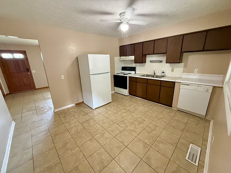 137 Main Ct — Photo 4