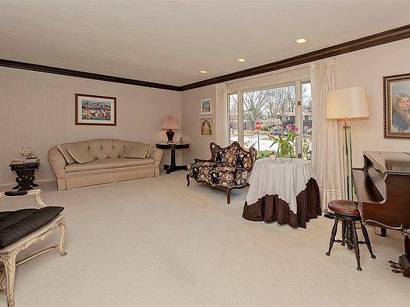 4th image of 2367 Beachwood Blvd