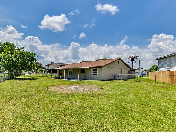 5th image of 1700 Paradise Dr