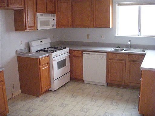 3rd image of 10 Valerie Cir