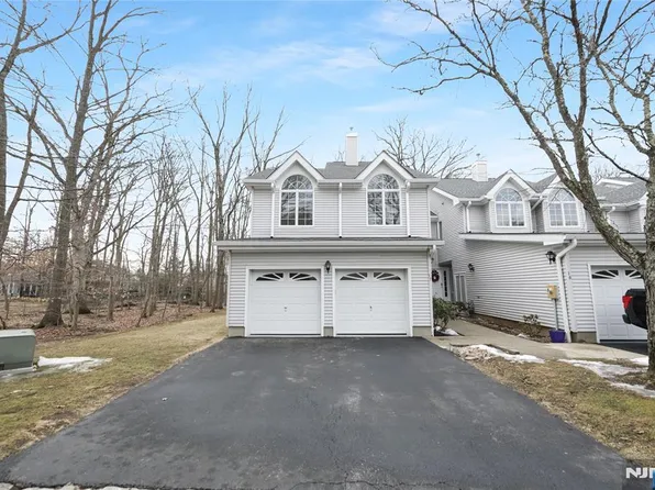 17 Foxwood Sq S, Westwood, NJ 07675