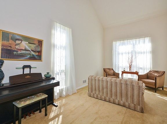 3rd image of 761 Lakeridge Dr