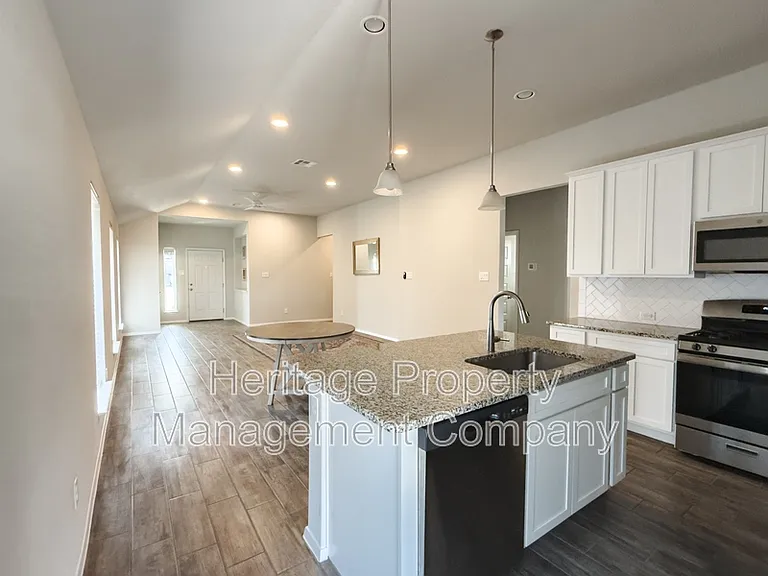 139 Lyndon Dr — Photo 9
