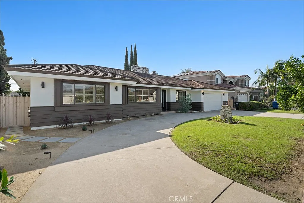 4 bed, 2467 sqft, $6,995 — Photo 3