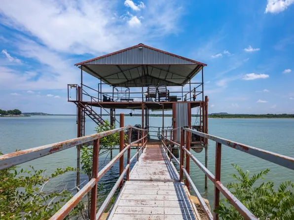 610 Bayside Dr, Runaway Bay, TX 76426