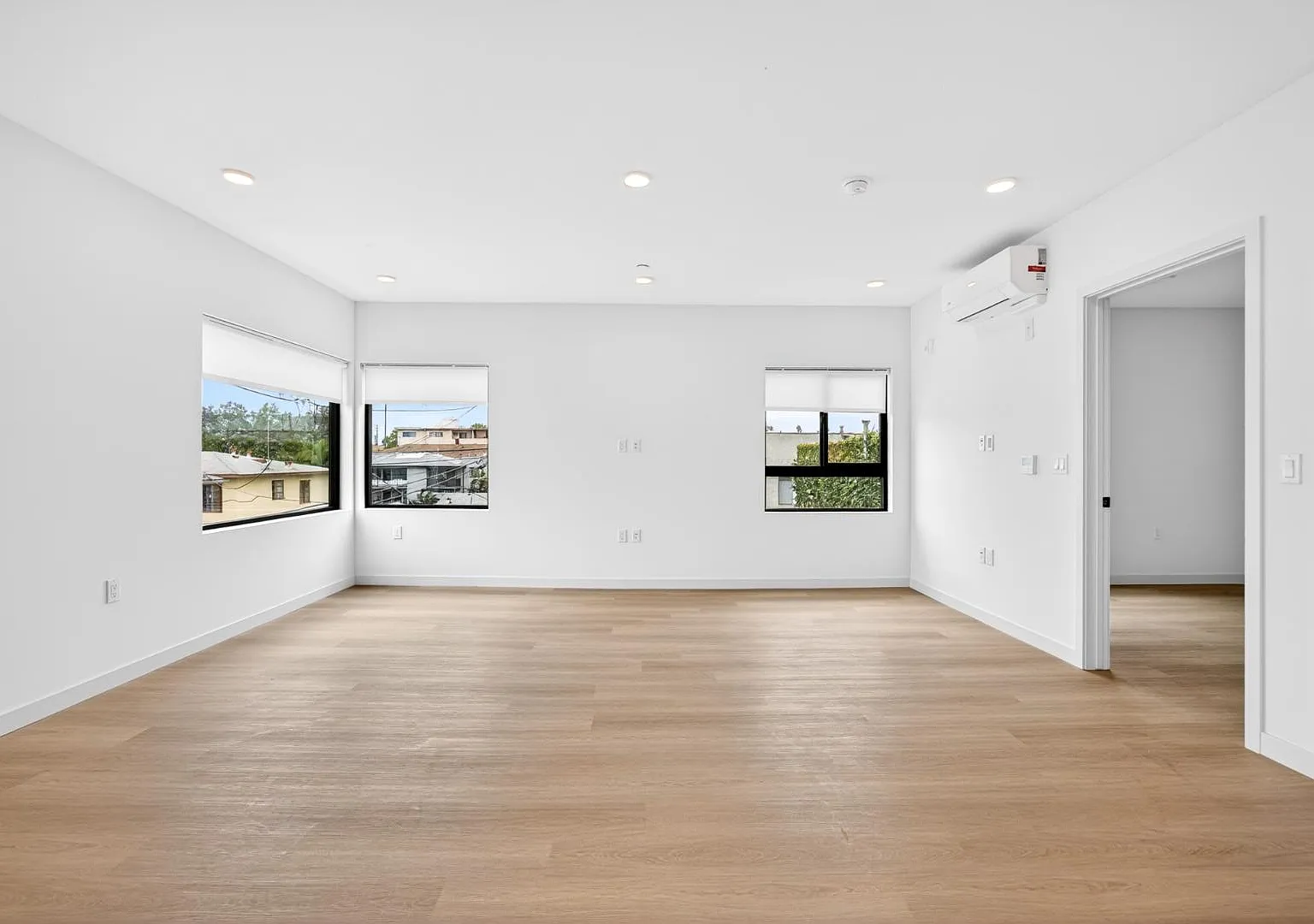 6115 Romaine St - 205 — Photo 3