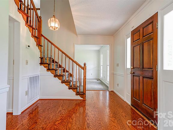 4th image of 144 Oak Point Dr