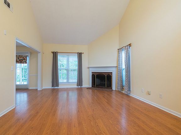 3rd image of 340 Bedford Dr
