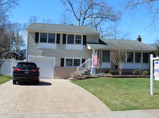 16 Arbor Ln, Hauppauge, NY 11788