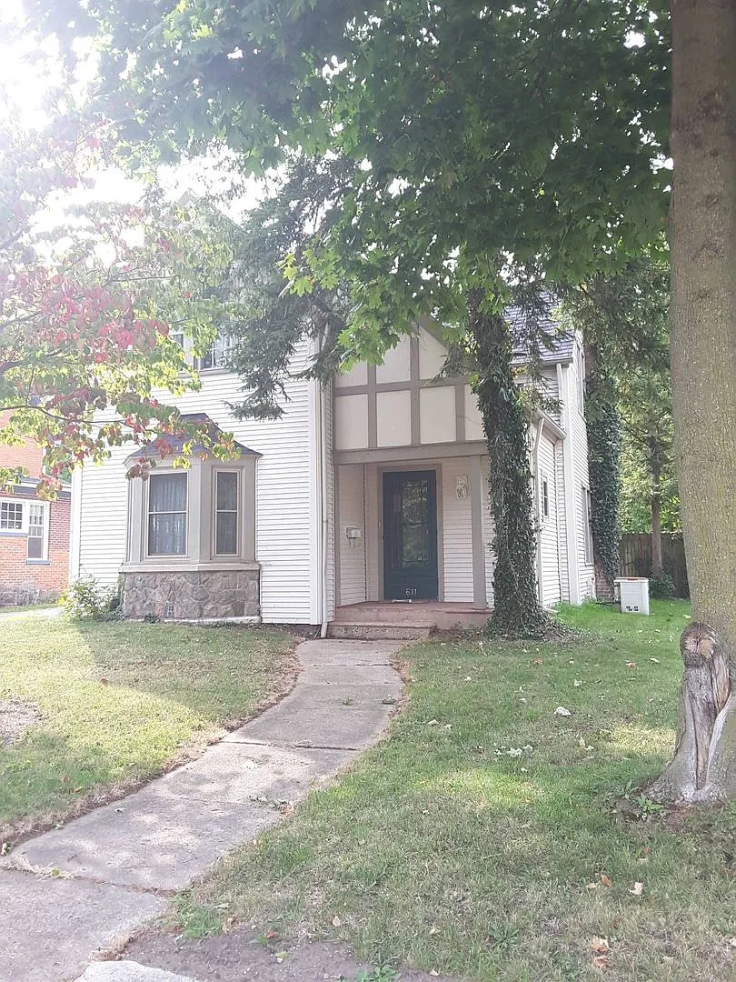 Charming 3 Bedroom Home in Goshen! — Photo 1