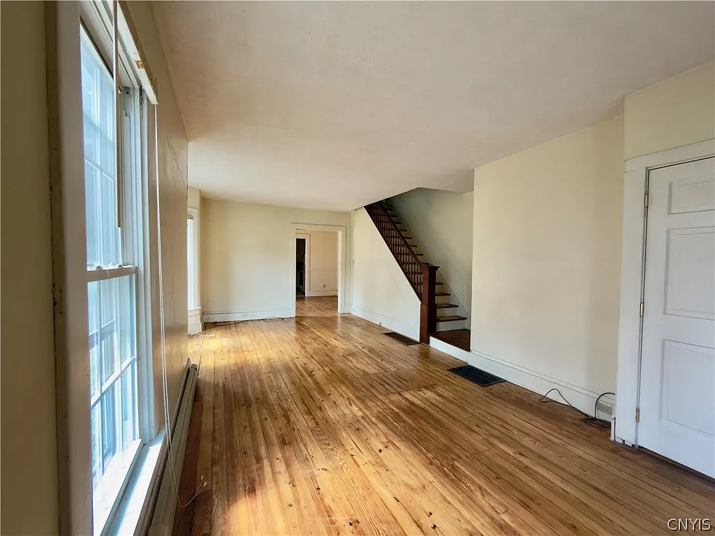3 bed, 1.5 bath, 1578 sqft, $2,400 — Photo 3