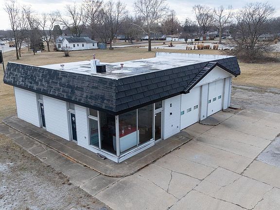 3rd image of 2710 E Andrew Rd