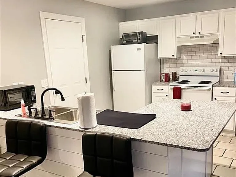 826 W Peachtree Dr #1 — Photo 3