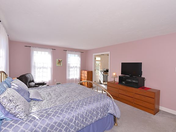 5th image of 23 Thomas Newton Dr