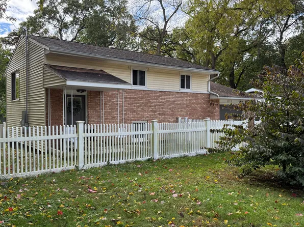 1117 Westlake Woods Dr, Springfield, MI 49037