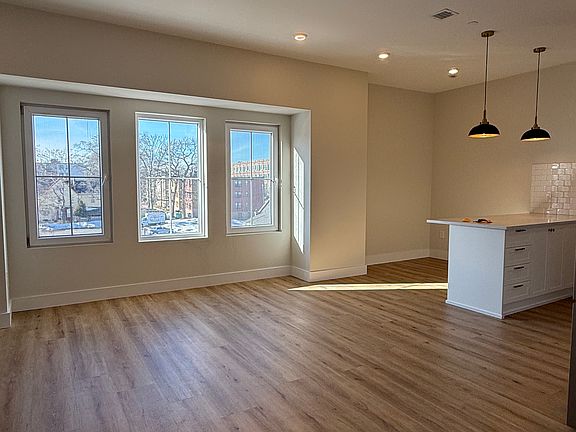 5th image of 476 Warren St #402