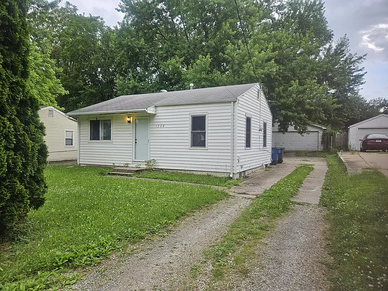 1228 E 37th Ct — Photo 1