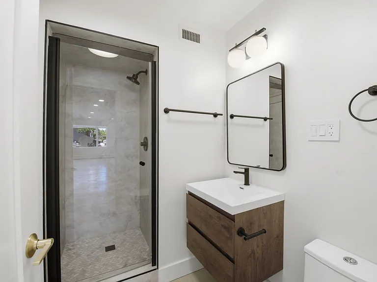 1310 Jones Street — Photo 90