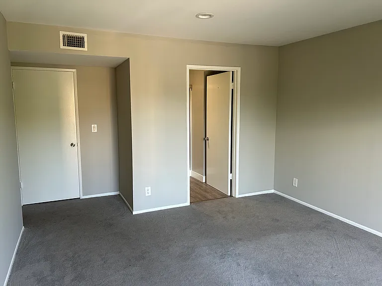 Burbank Apartments — Photo 7