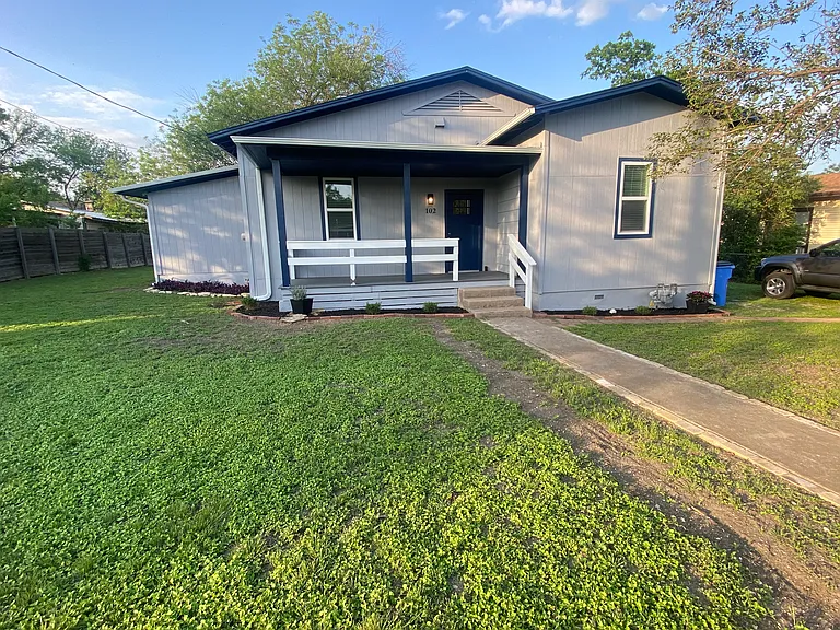 102 W Wilbarger St — Photo 1