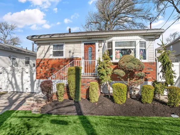 2105 N Railroad Avenue, Staten Island, NY 10306