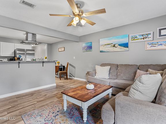 5th image of 221 Woodland Cir