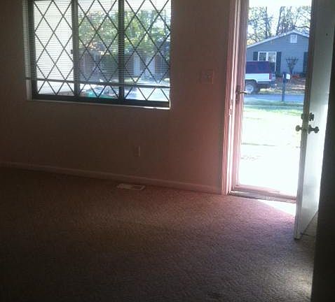 Living Room / Entry