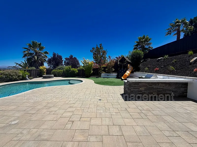 4 bed, 2.5 bath, 2220 sqft, $5,295 — Photo 3