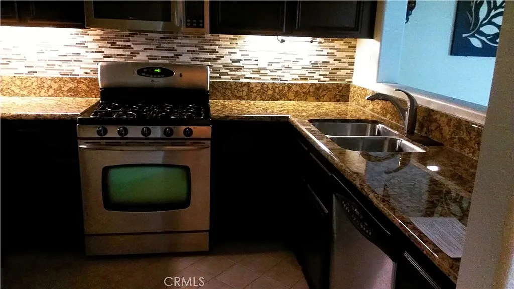 3 bed, 2.5 bath, 1346 sqft, $4,200 — Photo 4