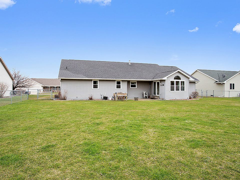 2nd image of 1833 Travis Ln