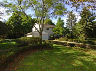 4 Attridge Ct, Melville, NY 11747