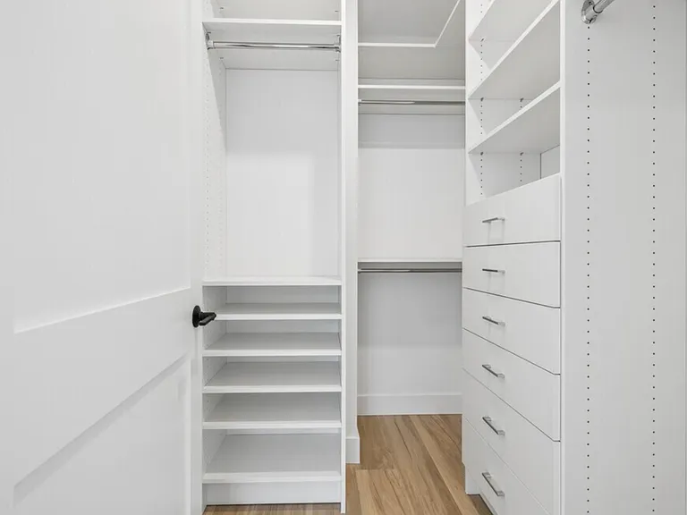 1BR, 1BA - 778SF - Closet