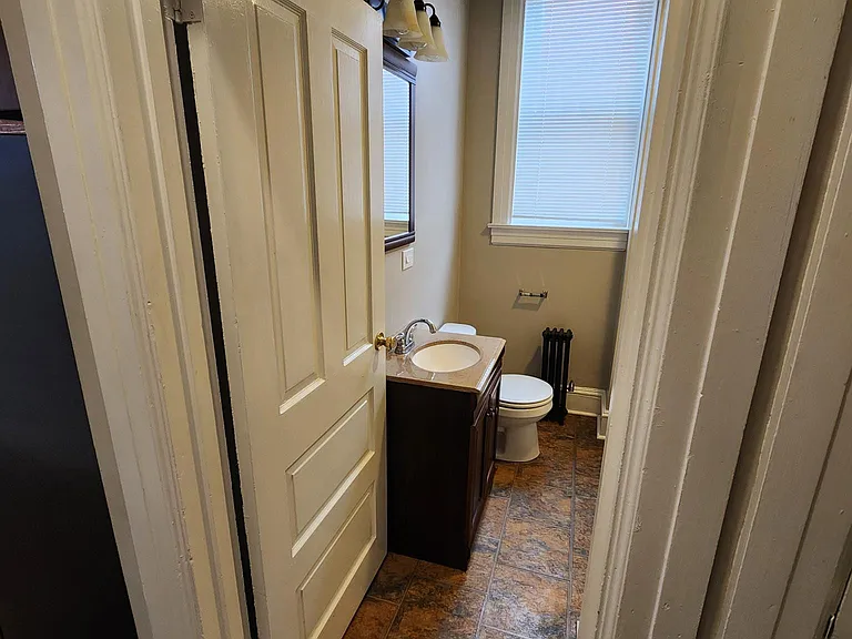 228 W Chestnut St — Photo 5