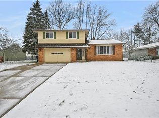 1890 Bromton Dr, Lyndhurst, OH 44124