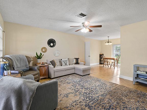 4th image of 325 NE Orchard Street