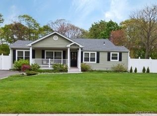 927 Manor Ln, Bay Shore, NY 11706