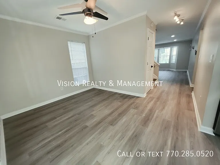 5025 Brittany Dr — Photo 14