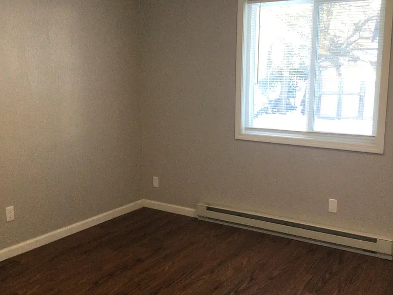 913 Mulberry Ln — Photo 8