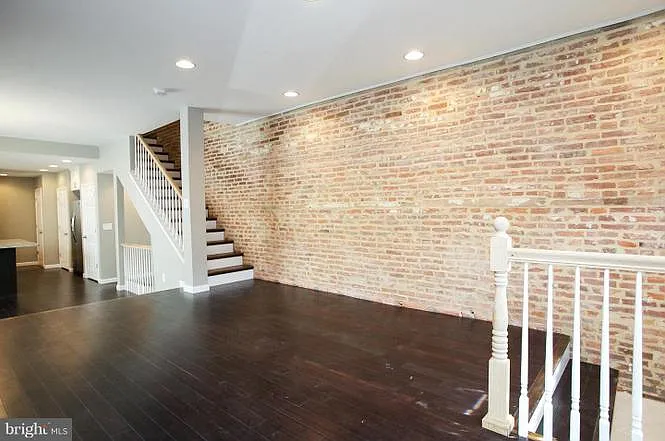 231 N Chester St — Photo 20