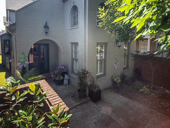 3rd image of 520 Rienzi Dr