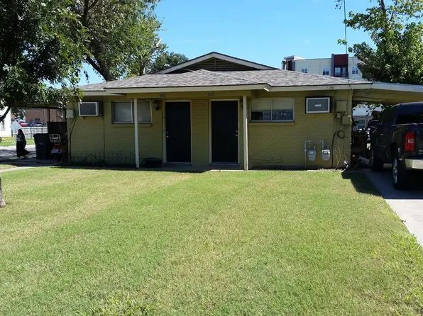 909 S Welch St, Denton, TX 76201