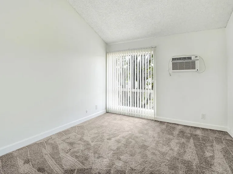 5830 Reseda Boulevard — Photo 24