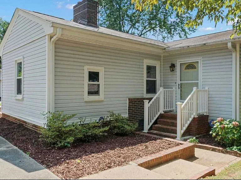 39 Mayfair Ln — Photo 3