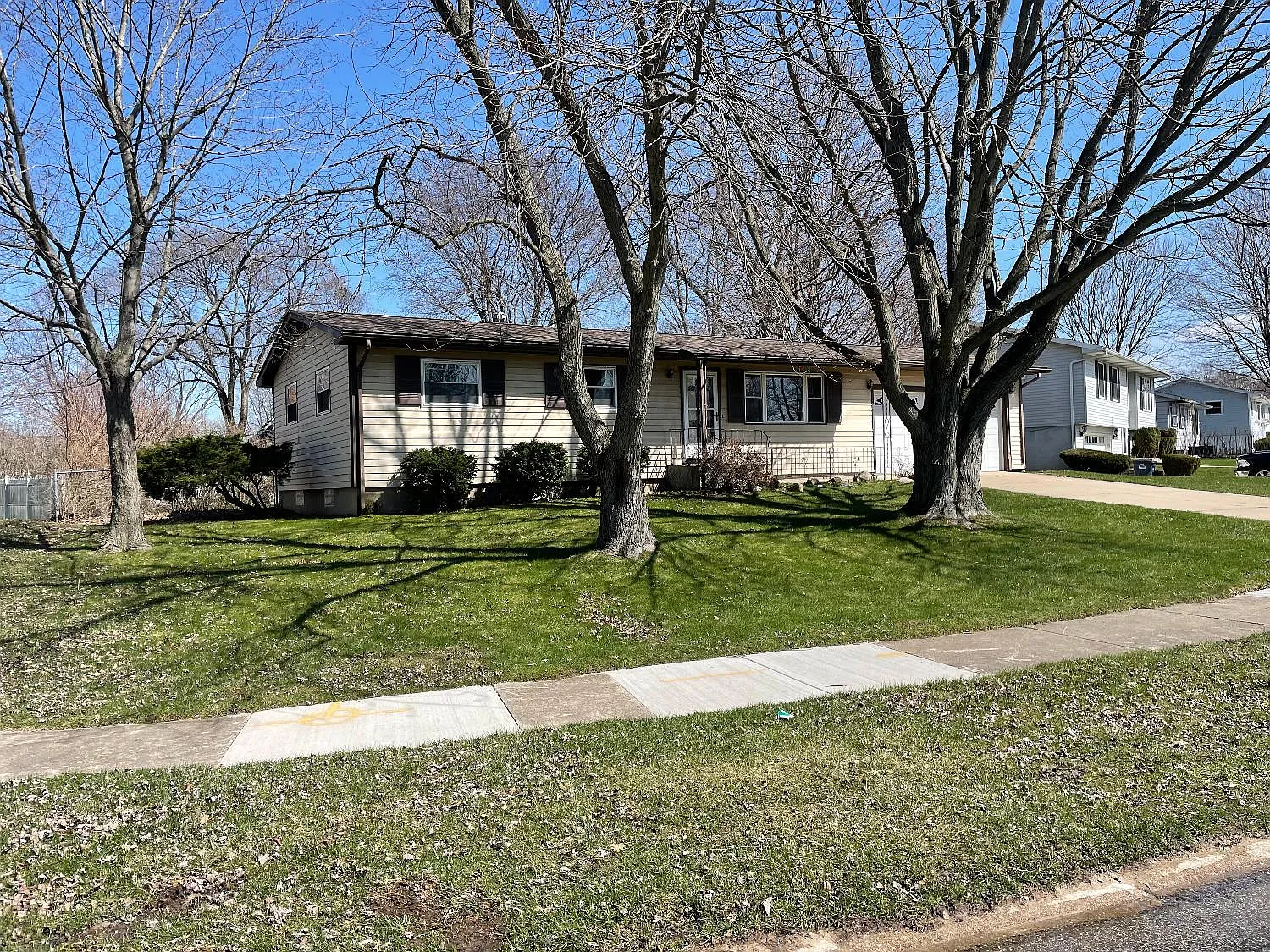 206 Crestwood Dr photo 1