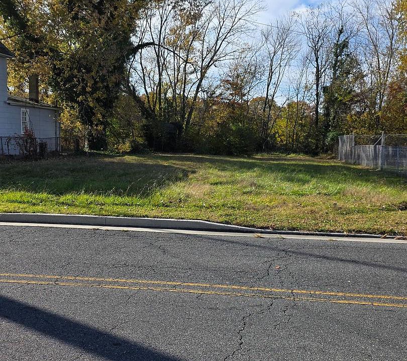 1st image of 819 Maces Ln