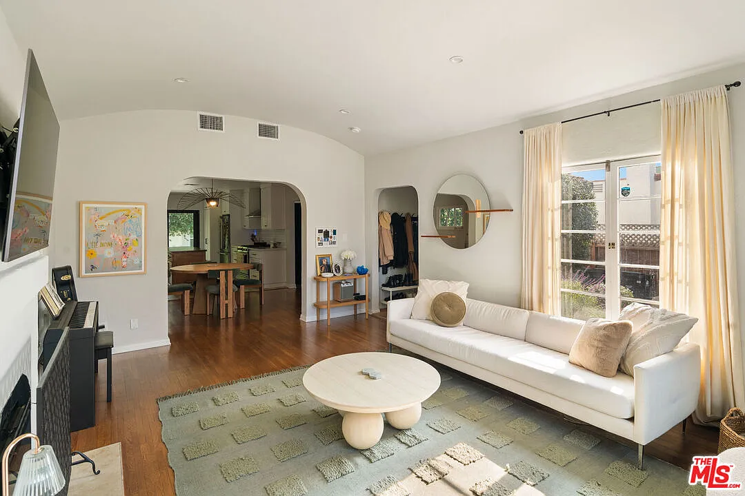 2 bed, 2.0 bath, 1250 sqft, $5,345 — Photo 4