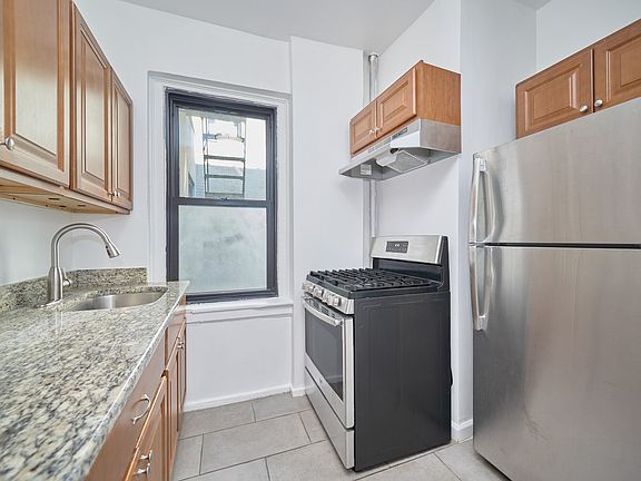 3rd image of 735 W 172nd St APT B43