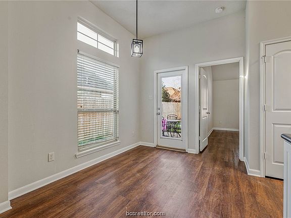5th image of 240 Fieldstone Pl