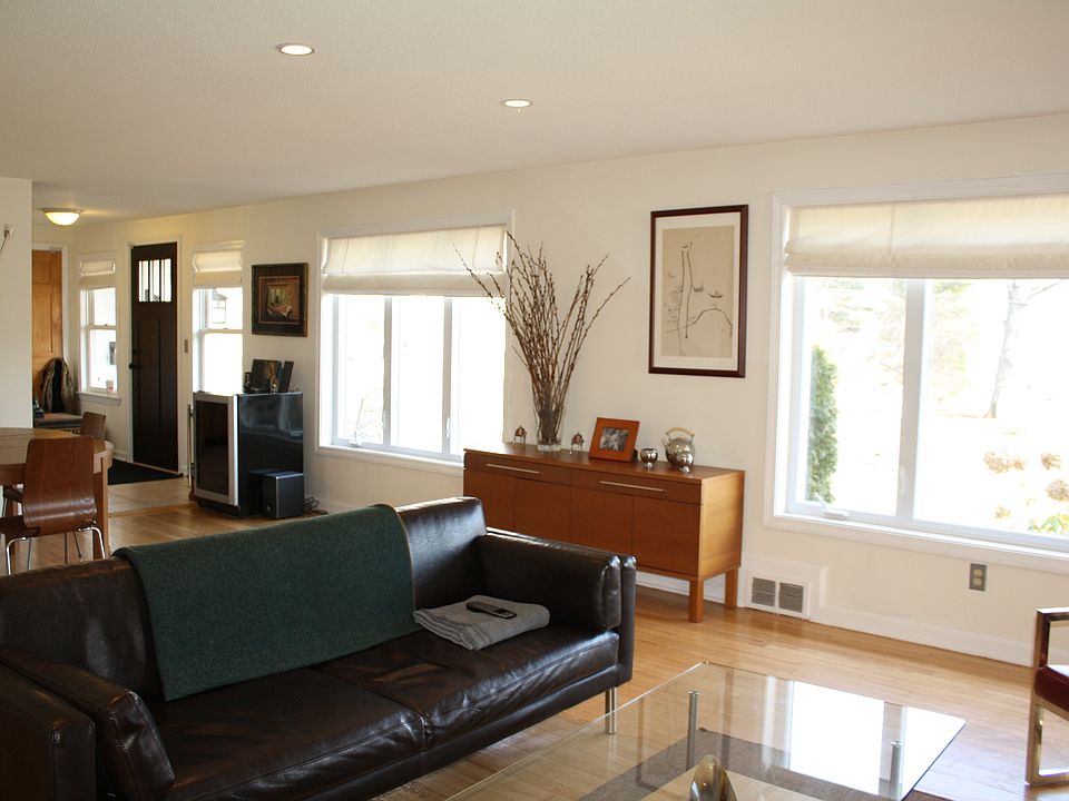 Right out of Metropolitan Homes